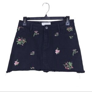 Angel Kiss Denim Black Floral Embroidered 5-Pocket Raw Hem Jean Skirt 
Size S